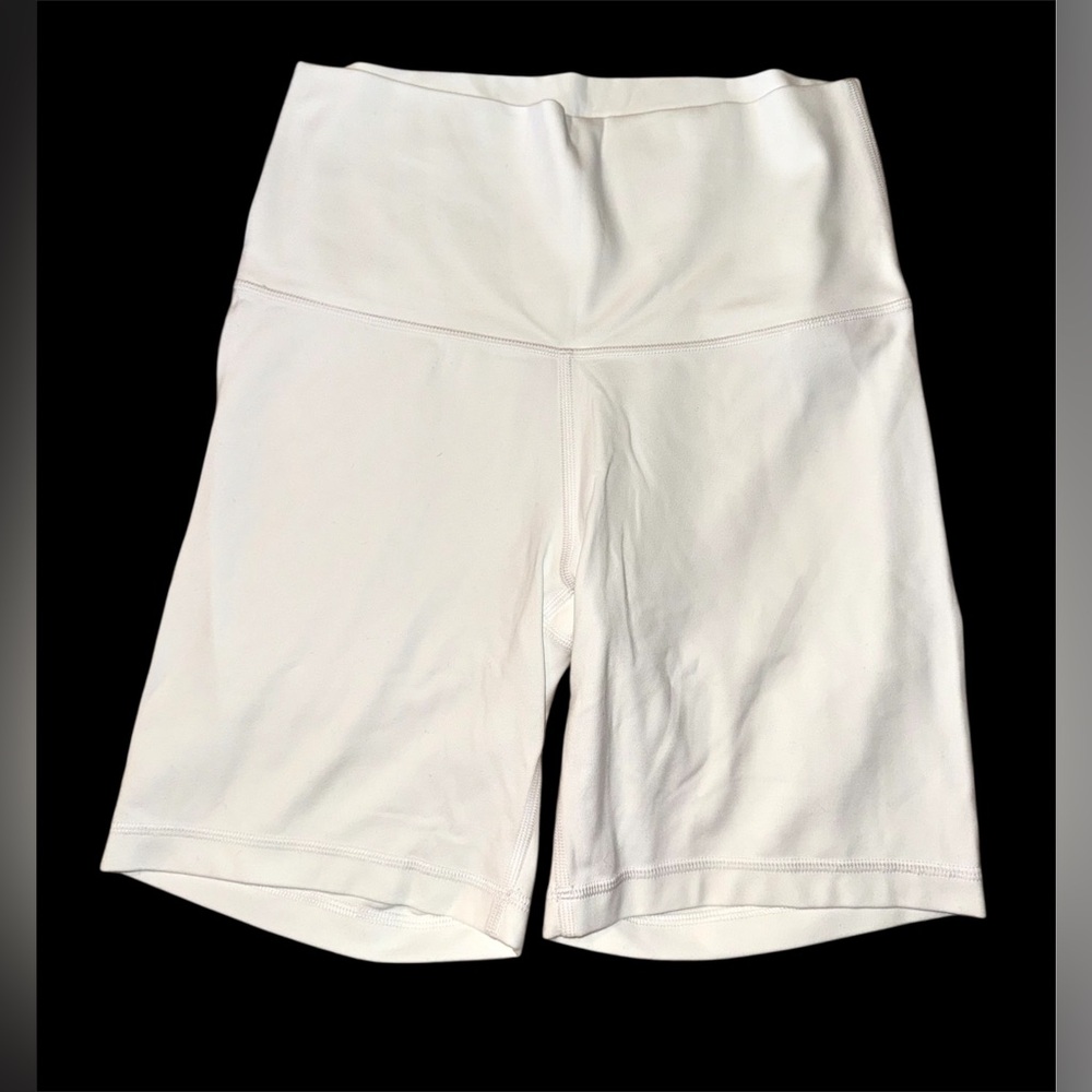 Aritzia TNA BUTTER Cheeky Hi-Rise 5” Short in White